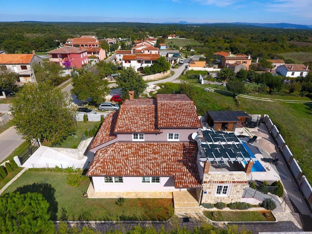 Stylish & Luxury Villa With Pool, Biliard, Extra Pool Heating Available - Wiibuk Villa Pula