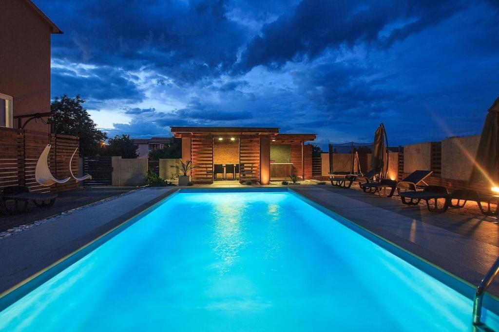 Stylish & Luxury Villa With Pool, Biliard, Extra Pool Heating Available - Wiibuk Vila *