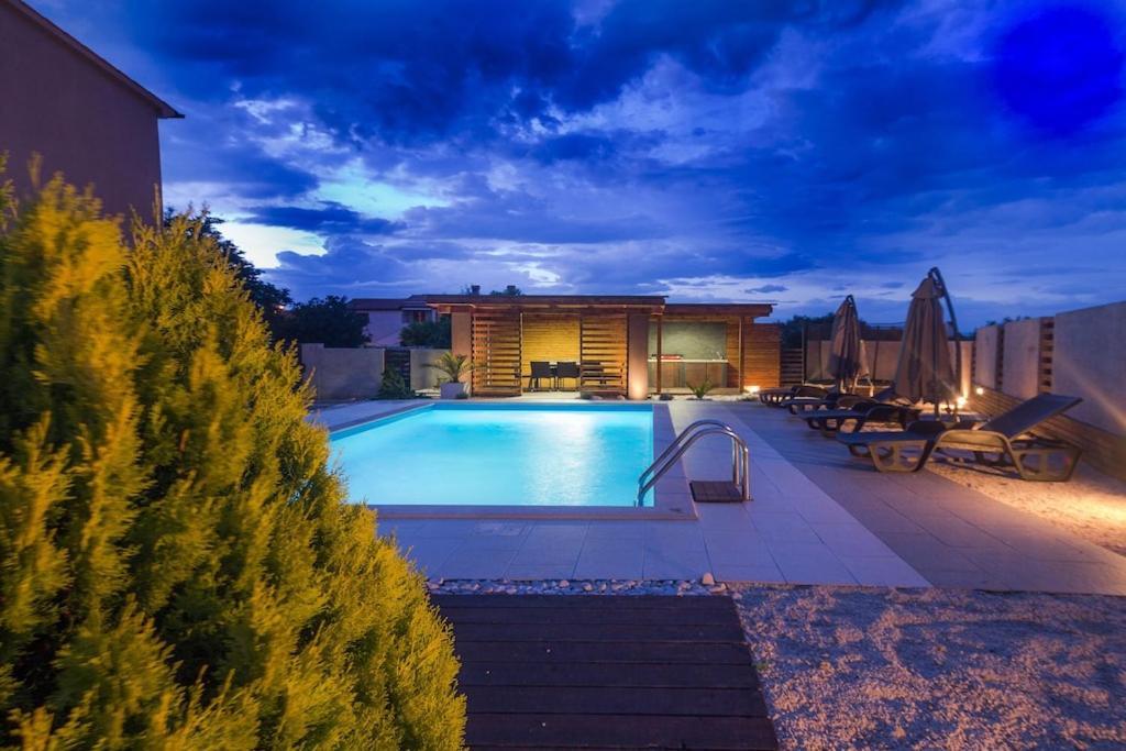 Stylish & Luxury Villa With Pool, Biliard, Extra Pool Heating Available - Wiibuk