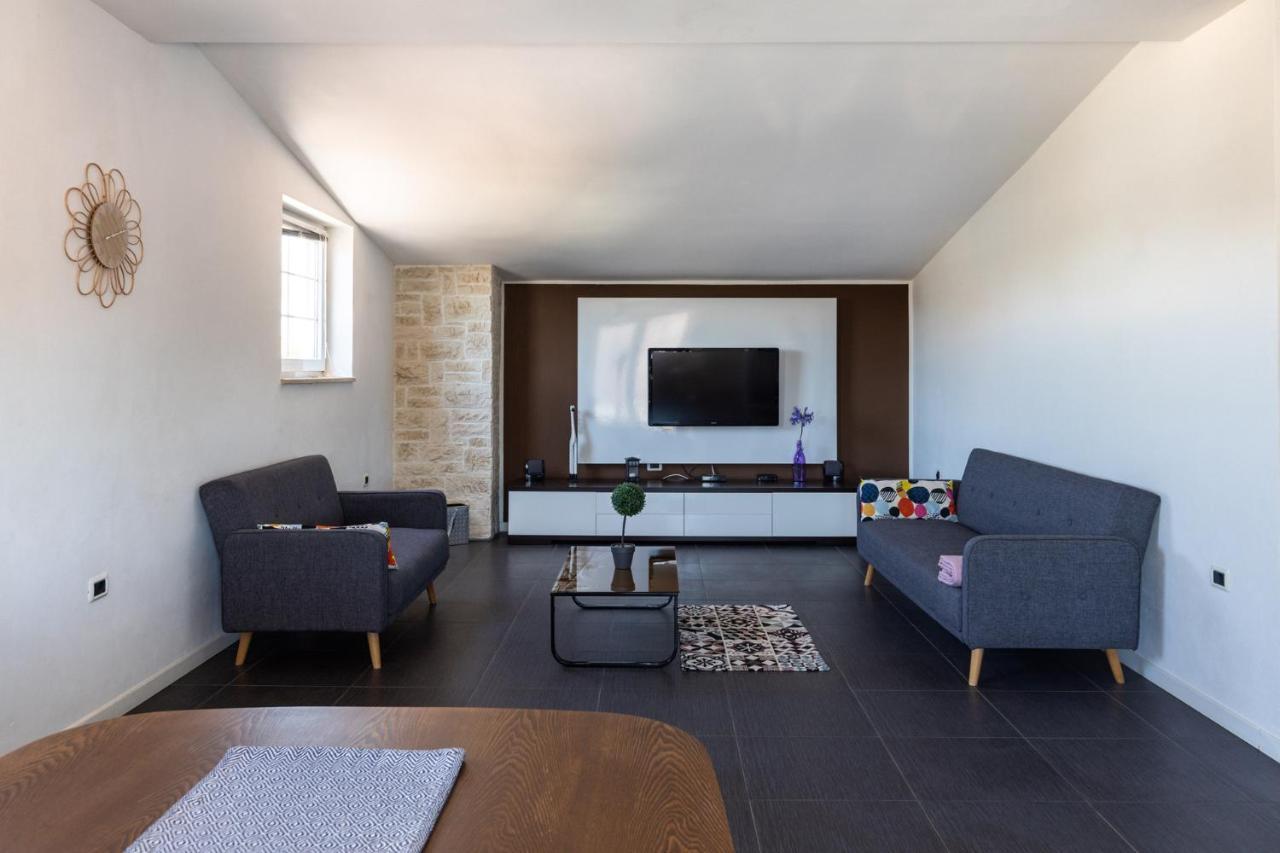 Stylish & Luxury Villa With Pool, Biliard, Extra Pool Heating Available - Wiibuk Vila