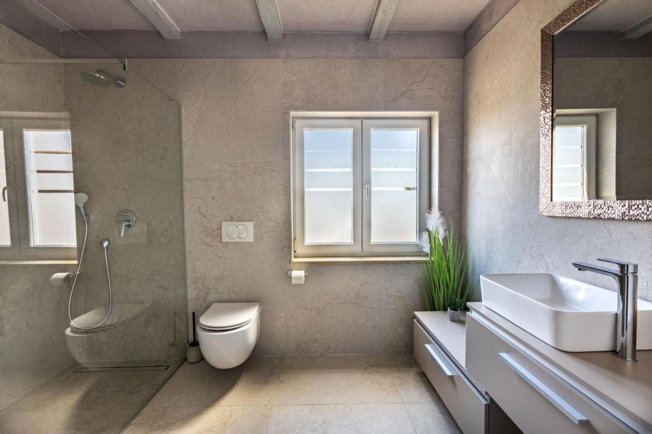 Stylish & Luxury Villa With Pool, Biliard, Extra Pool Heating Available - Wiibuk Pula