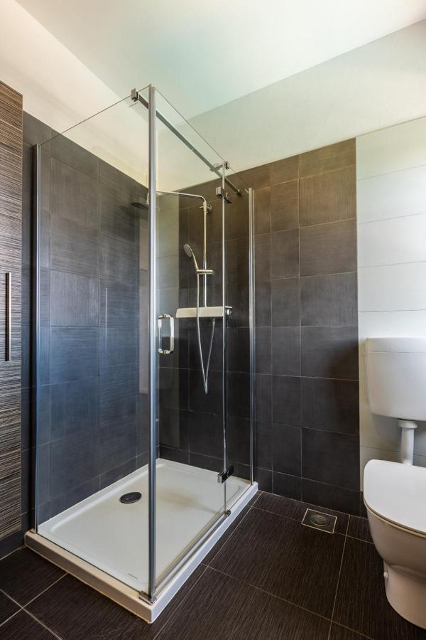 Stylish & Luxury Villa With Pool, Biliard, Extra Pool Heating Available - Wiibuk Pula