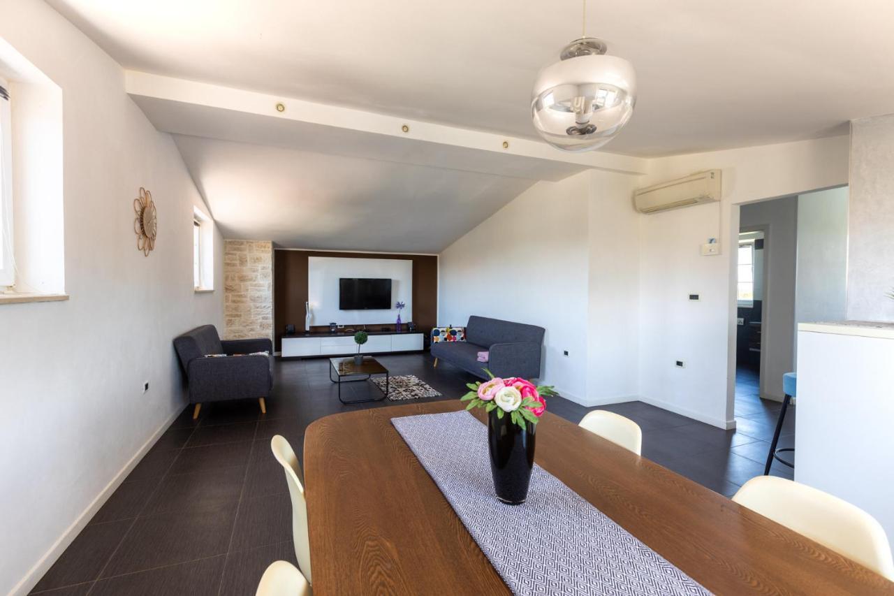 Stylish & Luxury Villa With Pool, Biliard, Extra Pool Heating Available - Wiibuk *