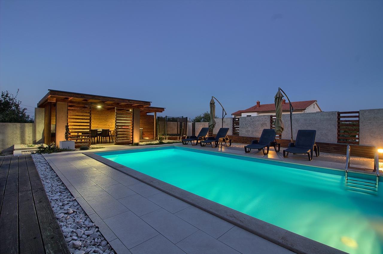 Stylish & Luxury Villa With Pool, Biliard, Extra Pool Heating Available - Wiibuk
