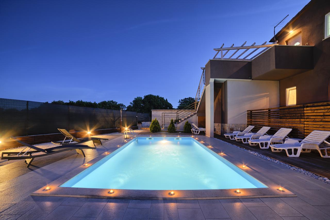 Stylish & Luxury Villa With Pool, Biliard, Extra Pool Heating Available - Wiibuk Vila *