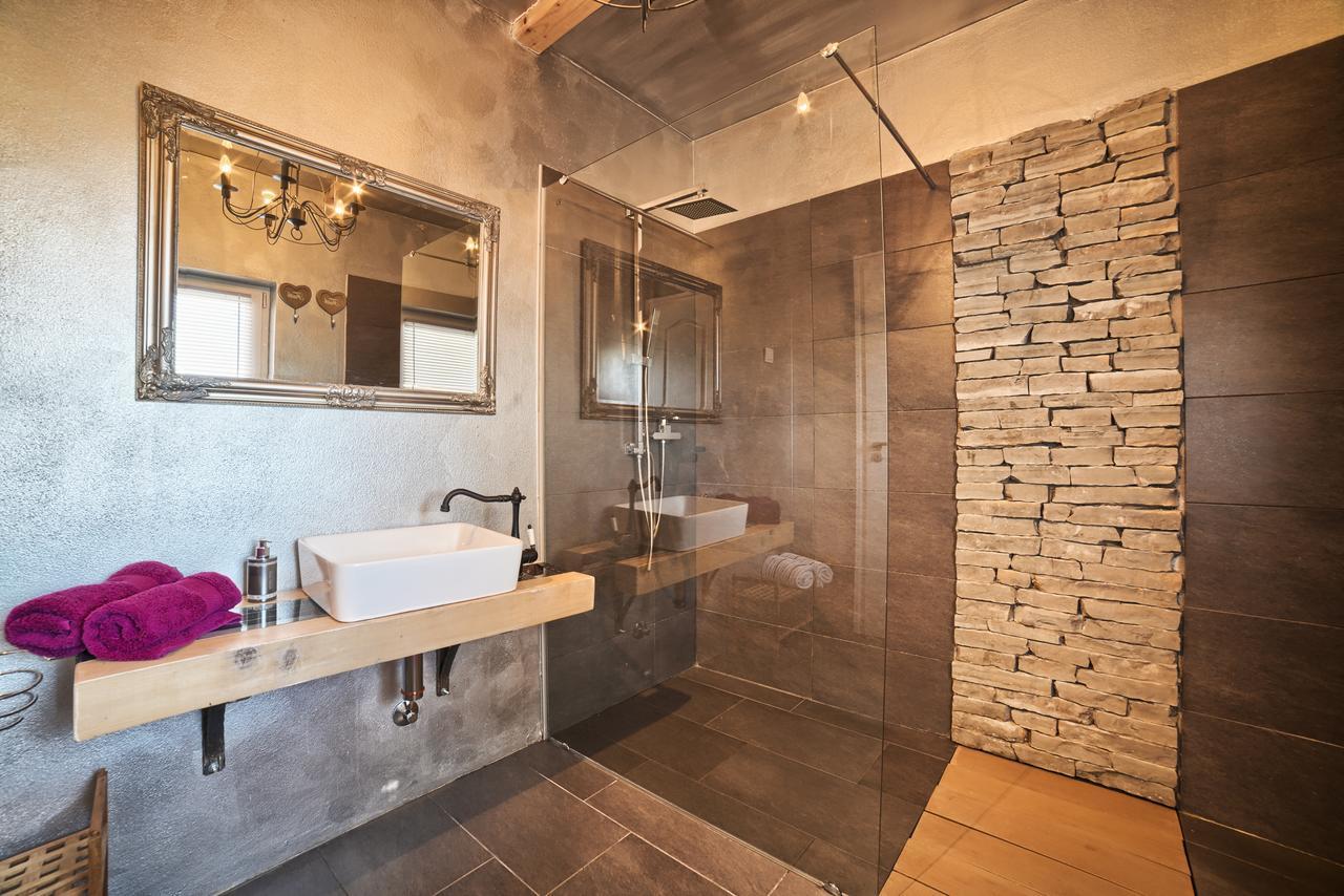 Stylish & Luxury Villa With Pool, Biliard, Extra Pool Heating Available - Wiibuk Vila