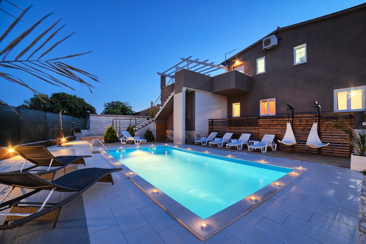 Stylish & Luxury Villa With Pool, Biliard, Extra Pool Heating Available - Wiibuk Vila *
