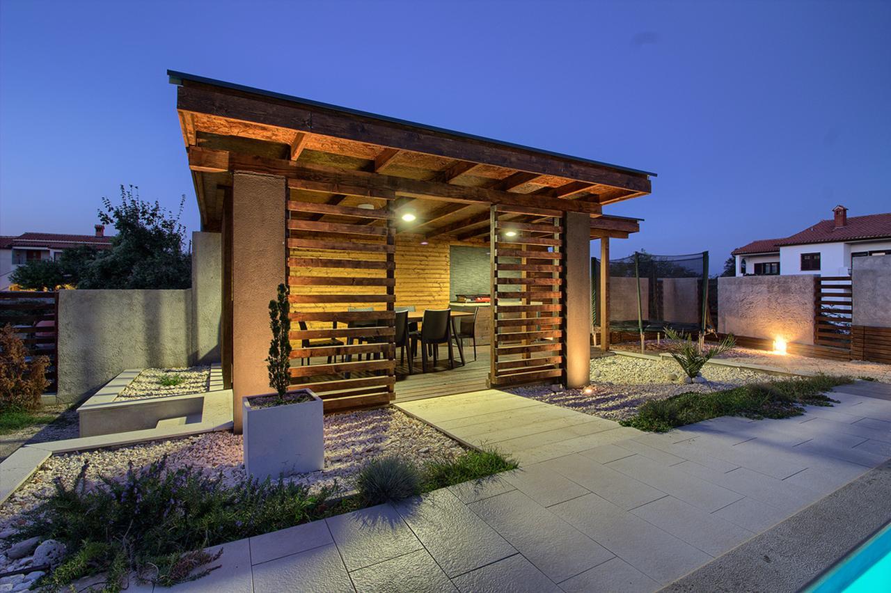 Stylish & Luxury Villa With Pool, Biliard, Extra Pool Heating Available - Wiibuk