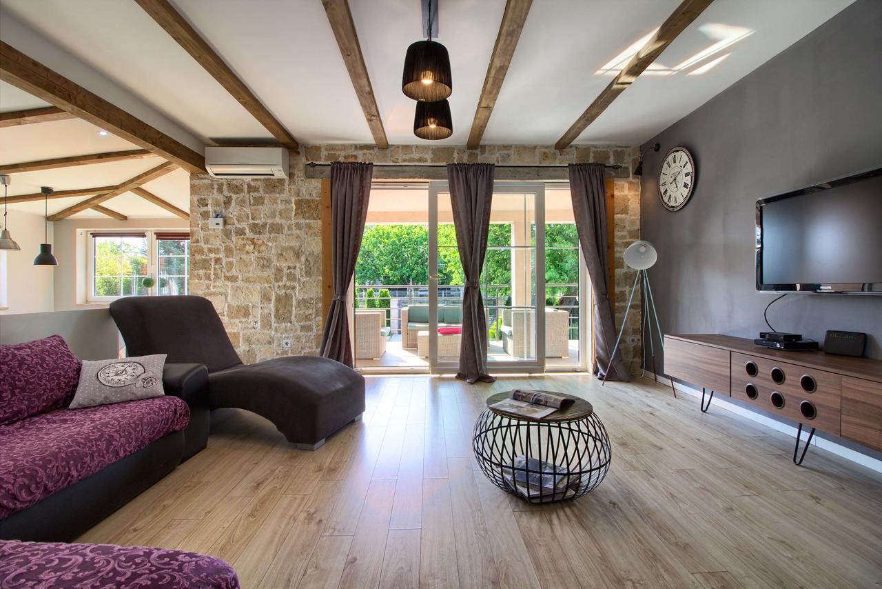 Stylish & Luxury Villa With Pool, Biliard, Extra Pool Heating Available - Wiibuk Pula
